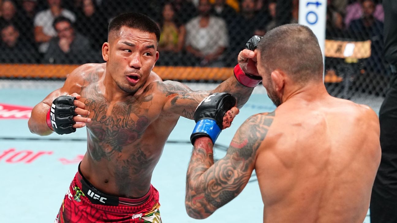 Joshua Van conecta un golpe sobre Alexandre Pantoja durante UFC 331