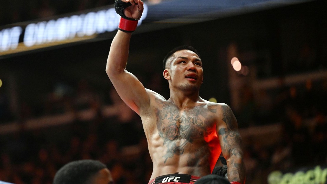 Joshua Van celebra su victoria por decisión unánime en UFC 331