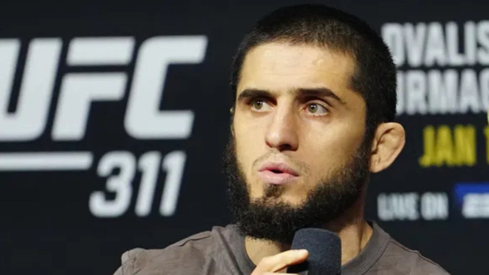 Islam Makhachev hablando en una conferencia de prensa de UFC
