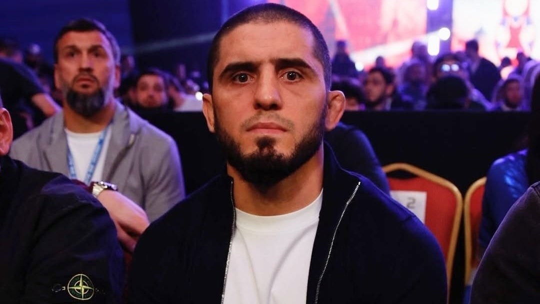 Islam Makhachev observando un evento de UFC entre el público