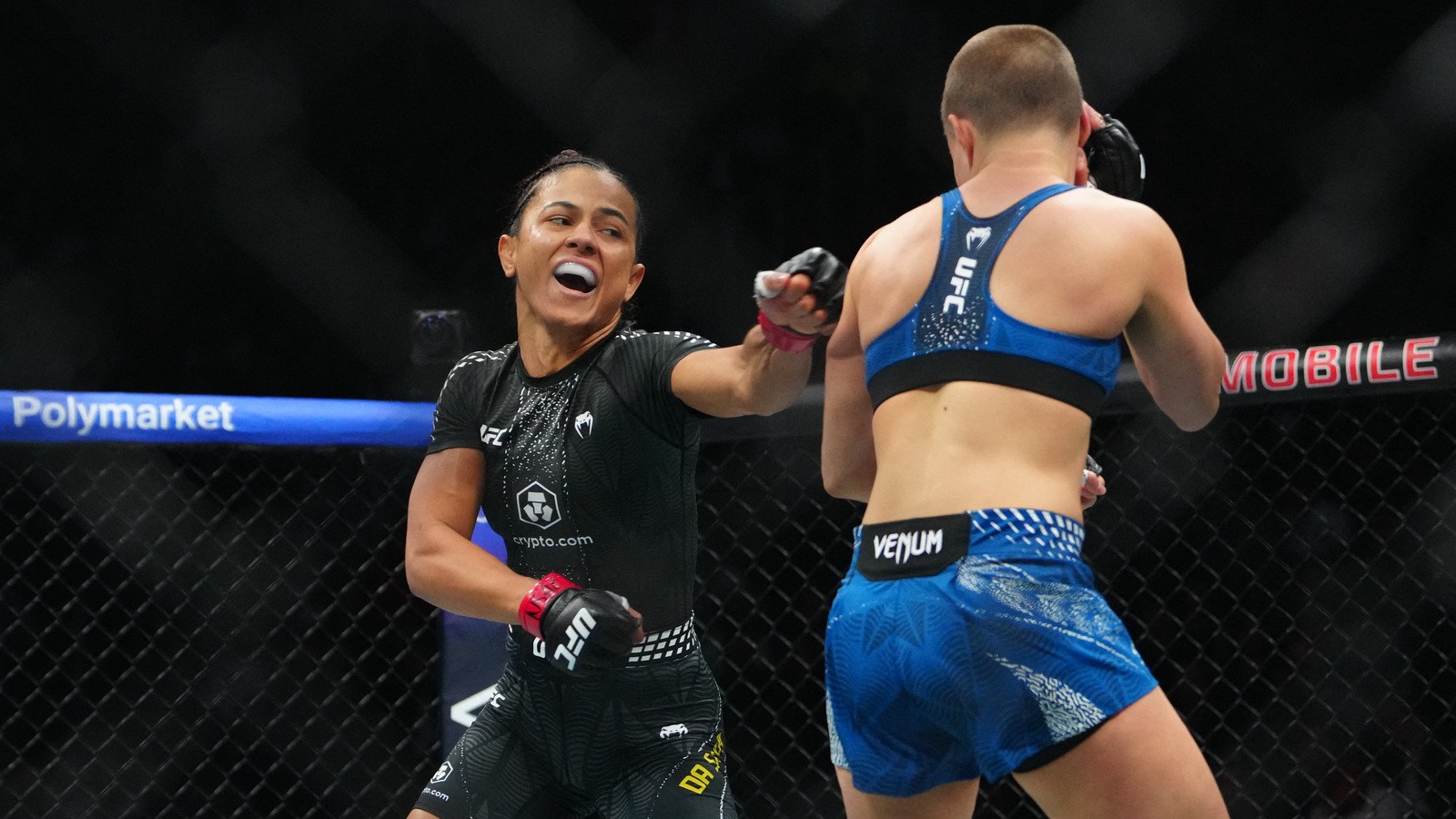 Natalia Silva celebrando durante un combate de UFC