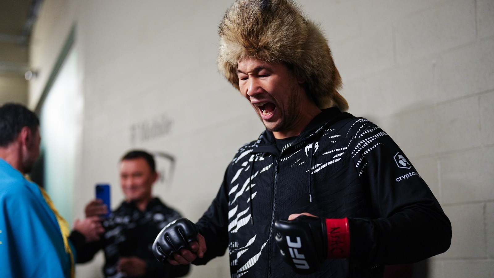 Shavkat Rakhmonov celebrando en el pasillo tras su última pelea en UFC 310