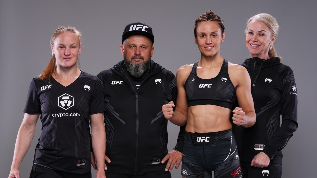 Valentina Shevchenko junto a su entrenador Pavel Fedotov y su equipo