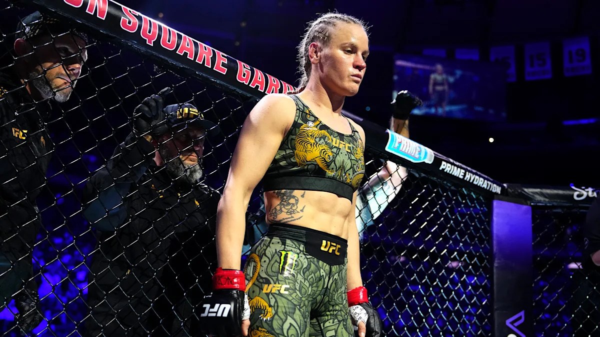 Valentina Shevchenko de pie dentro del octágono antes de un combate de UFC